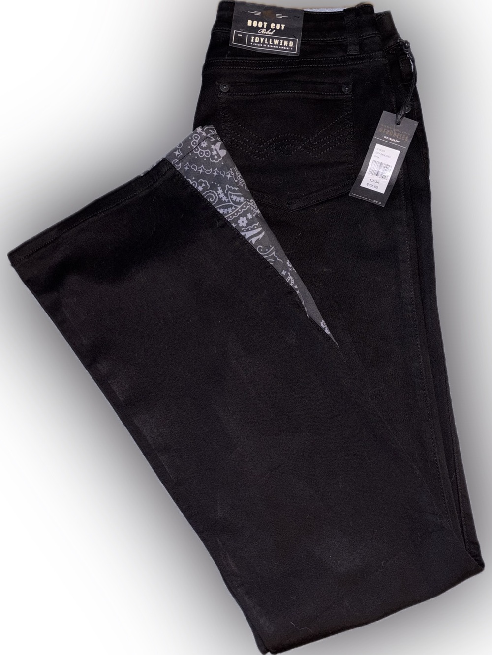 Idyllwind Miranda Lambert Black Bandana Flare Jeans NWT
Hard to Find!🤠
12/34